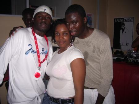 vous avez besoin de la serrer com �a? bande de coquins va!!!