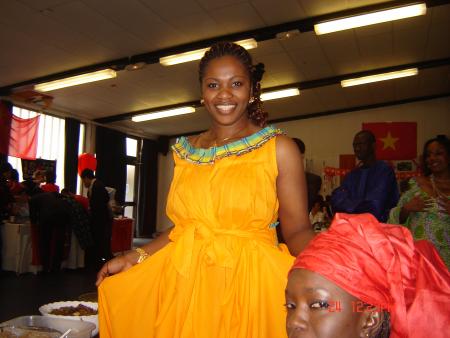 kan une ivoirienne se met en tenue guadeloup�enne �a donne bien. par contre une goudeloup�enne qui se met en tenue ivoirienne....bah regardez derriere lol.